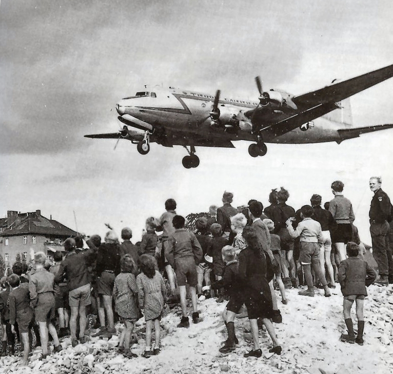 Un Rosinenbomber se dirigeant vers l’aéroport Berlin-Tempelhof, Photographie de Henry Ries (1948)